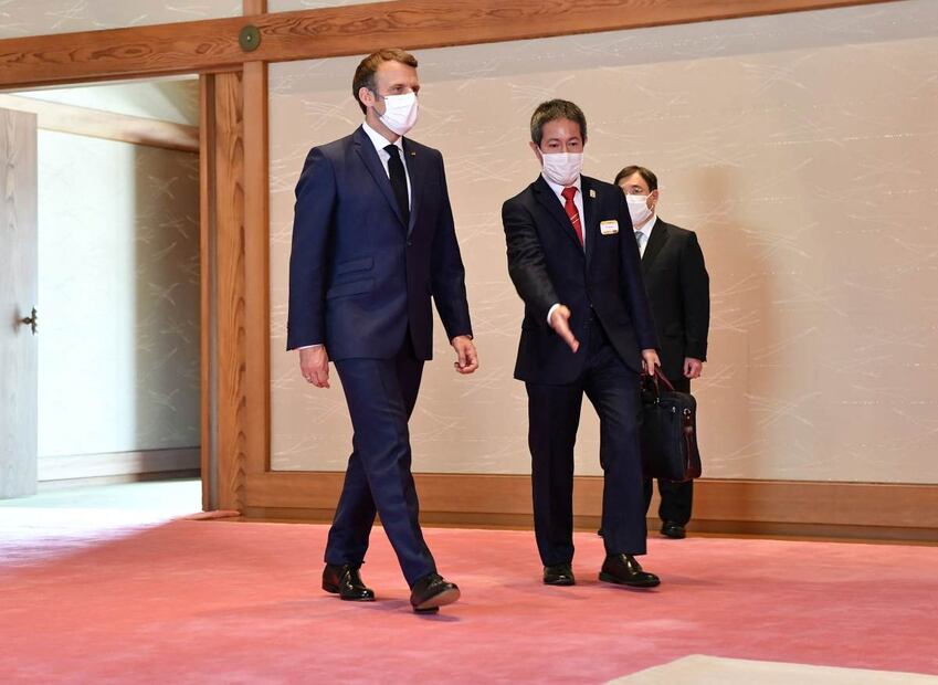 Naruhito de Japón recibe a Emmanuel Macron antes de pasarle el testigo olímpico
