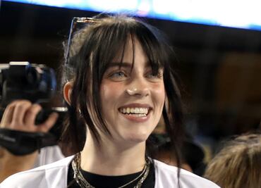 Billie Eilish posa con un bikini multicolor y disfruta del calor del sol