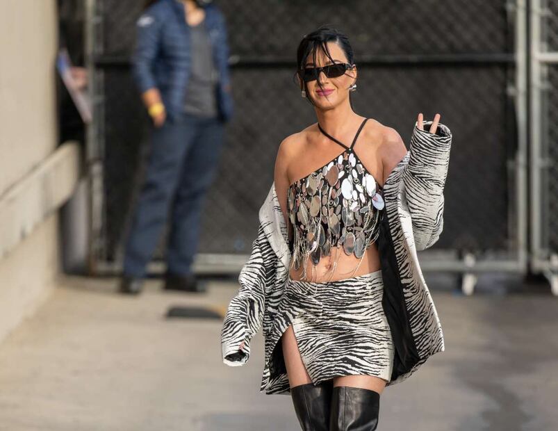 Katy Perry como diosa con top de lentejuelas, mini falda y botas al muslo