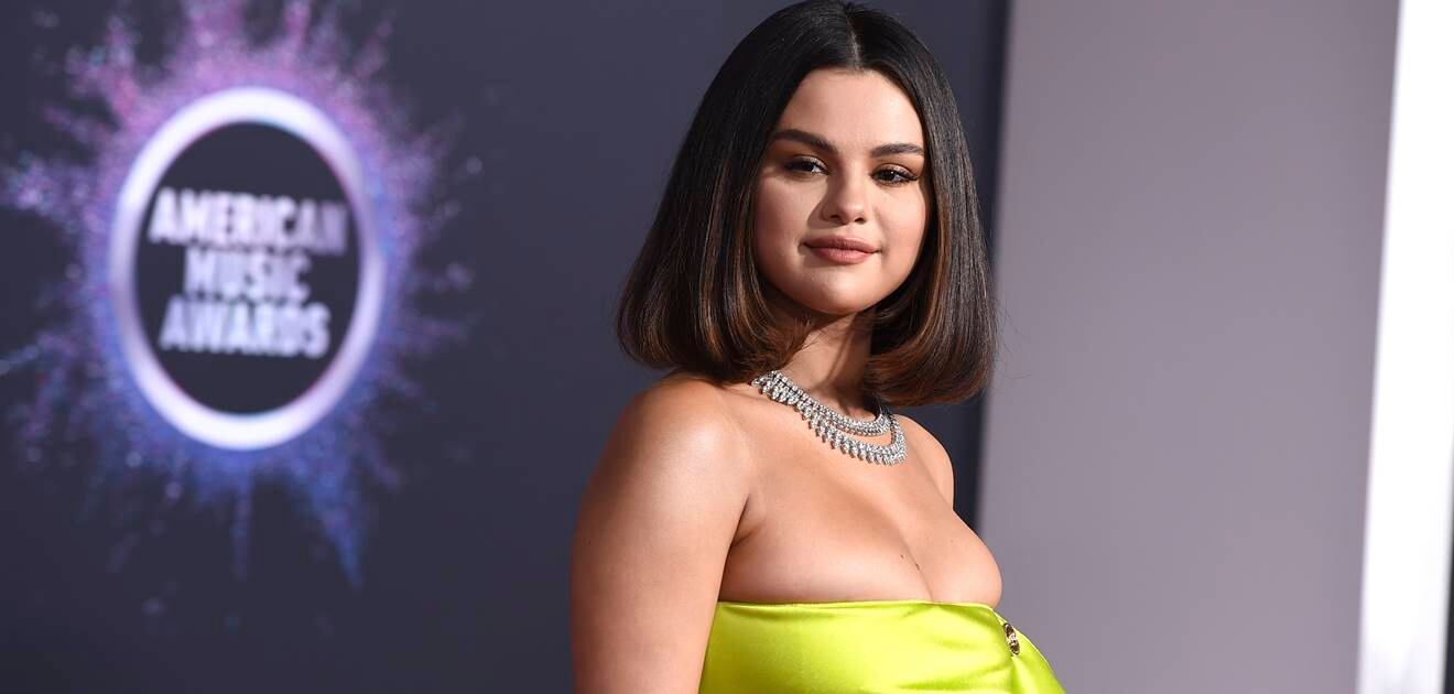Selena Gomez impacta con uñas de Swarovski en la gala de los American Music Awards