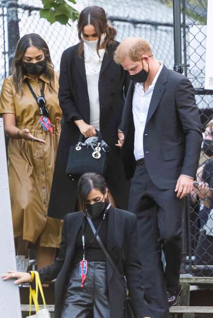 Meghan Markle luce bolso Dior de 5 mil dólares inspirada en Diana de Gales