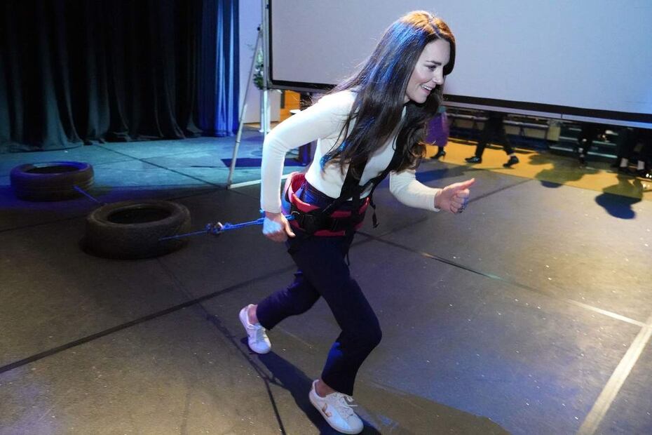 Kate Middleton da muestra de la fortaleza de sus piernas con unos cigarette trousers