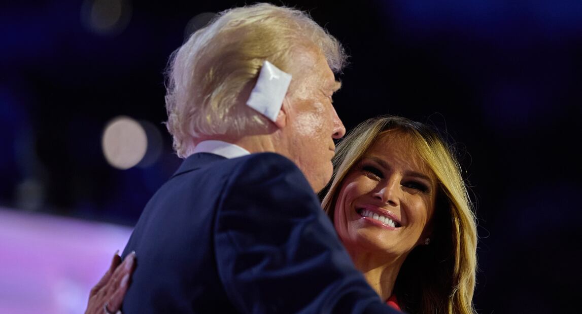 Donald Trump con su esposa Melania tras ser víctima de un atentado en un acto de campaña / Foto: EFE