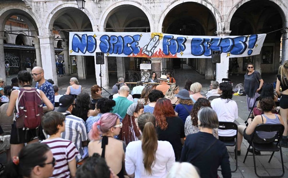 Protestantes se manifiestan en Venecia antes de la boda de Jeff Bezos y Lauren Sánchez / Foto: Andrea Pattaro - EFE
