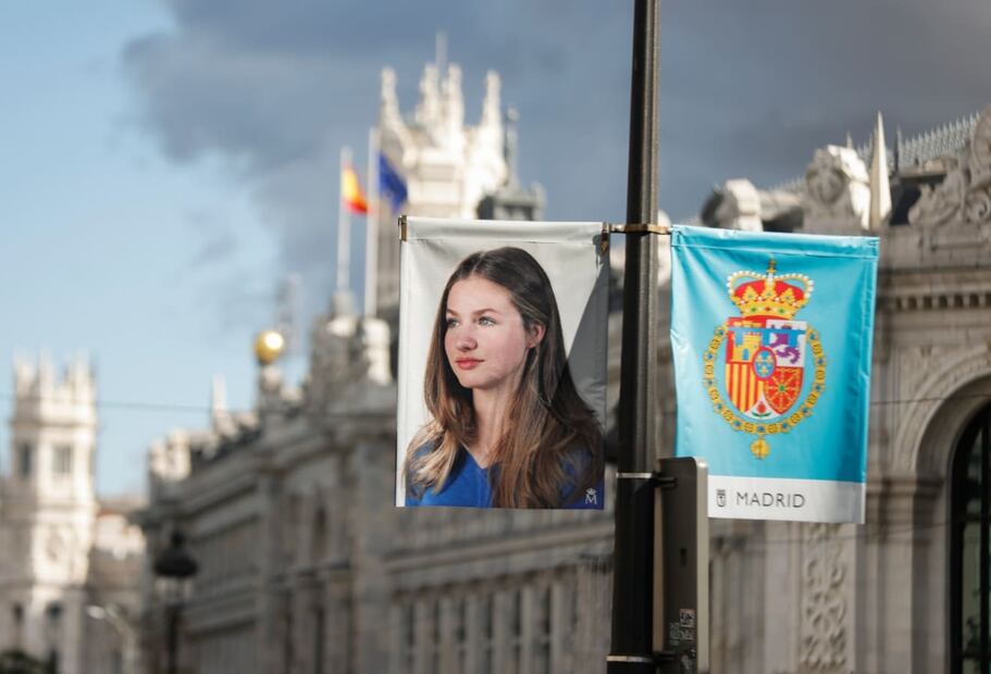 Una foto de la princesa Leonor y el escudo de armas de la princesa de Asturias lucen en las calles de Madrid / EFE