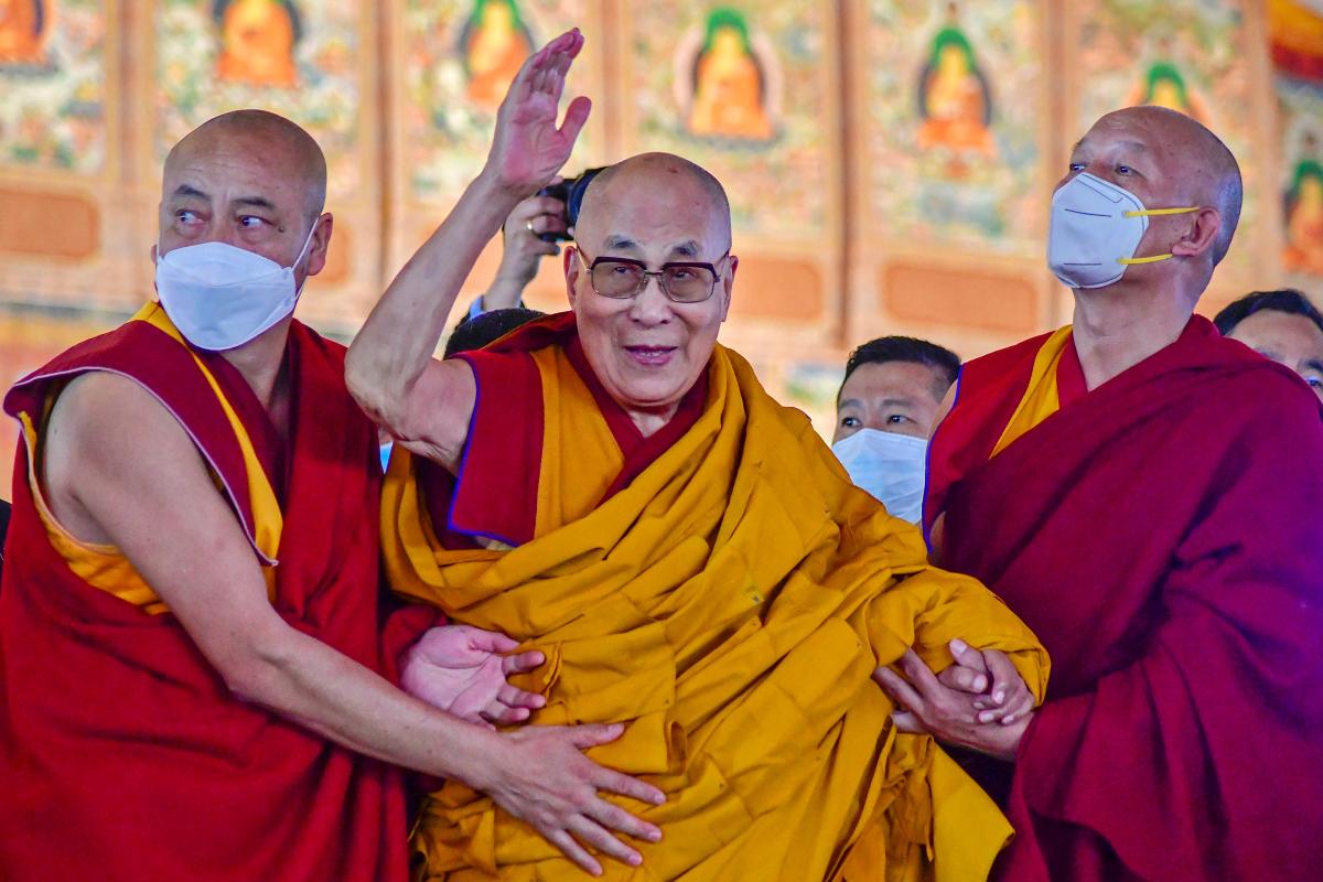 Dalai Lama se disculpa por indignante video que lo delata besando a un niño