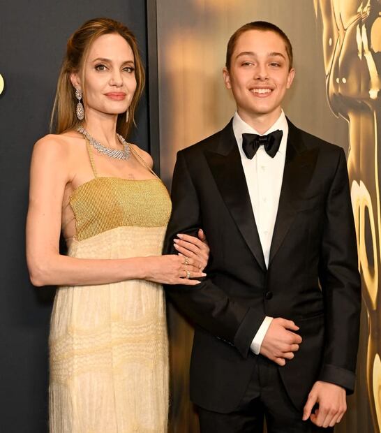 Angelina Jolie y su hijo Knox Jolie-Pitt en los Governors Awards 2024 / Foto: AFP