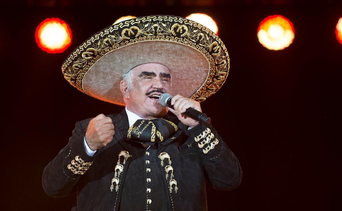 Vicente Fernández tenía millonaria suma en sus trajes de charro