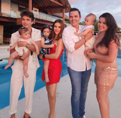 Claudia Álvarez y Billy Rovzar con su familia / Foto: Instagram