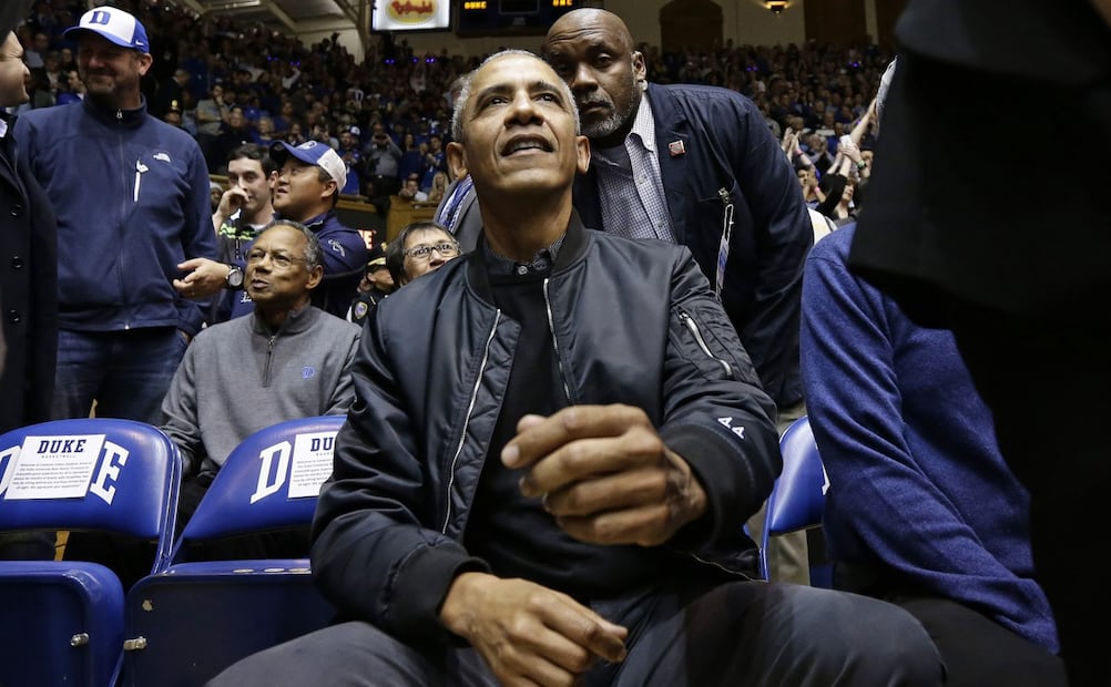 Barack Obama rompe internet con una chaqueta en oferta ¡que se agotó en minutos!