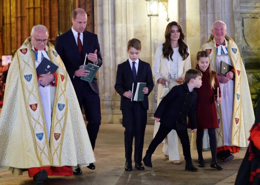 Kate Middleton y el príncipe William con sus hijos, el príncipe George, la princesa Charlotte y el príncipe Louis, en el concierto Together At Christmas 2023 / Foto: AFP