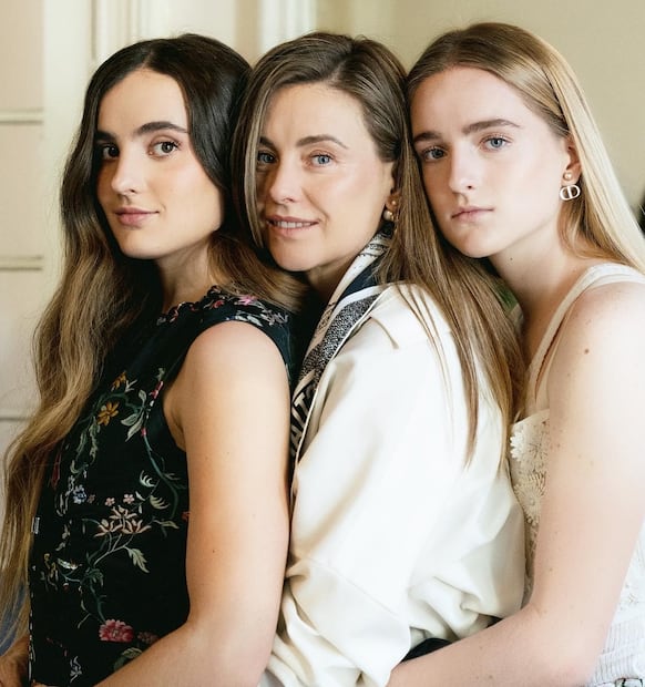 Dominika Paleta con sus dos hijas, María y Aitana / Foto: Facebook