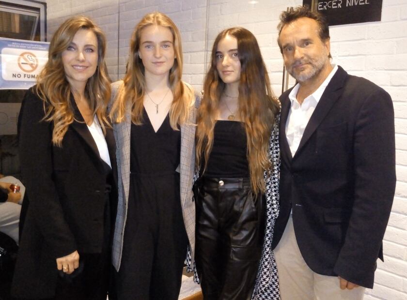 Dominika Paleta junto a su esposo Fabián y sus hijas Aitana y María / Foto: Édgar Laguna