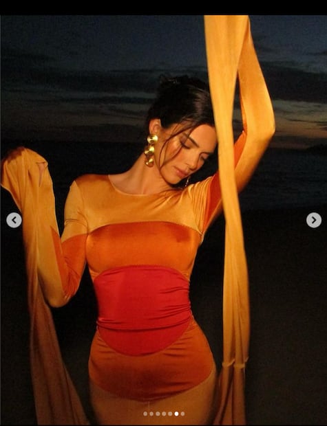 Kendall Jenner impacta con microbikini y photoshop en las manos