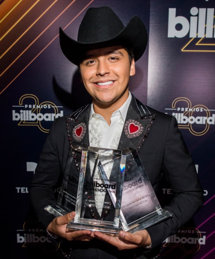 Así se veía Christian Nodal en los Premios Billboard de 2018 cuando no tenía tatuajes en la cara / AP