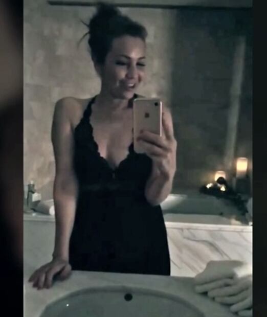Video: Mira lo consentida que está Thalía por Tommy Mottola 
