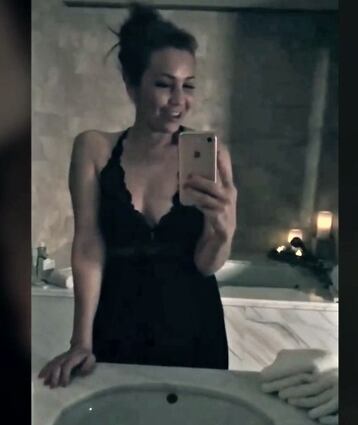 Video: Mira lo consentida que está Thalía por Tommy Mottola 