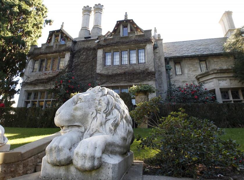 Hugh Hefner pone a la venta la mansión de Playboy