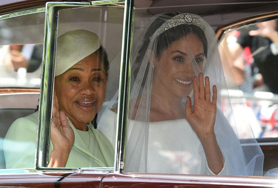 Doria Ragland, mamá de Meghan Markle, sonríe a la prensa en la boda de su hija con el príncipe Harry / AFP
