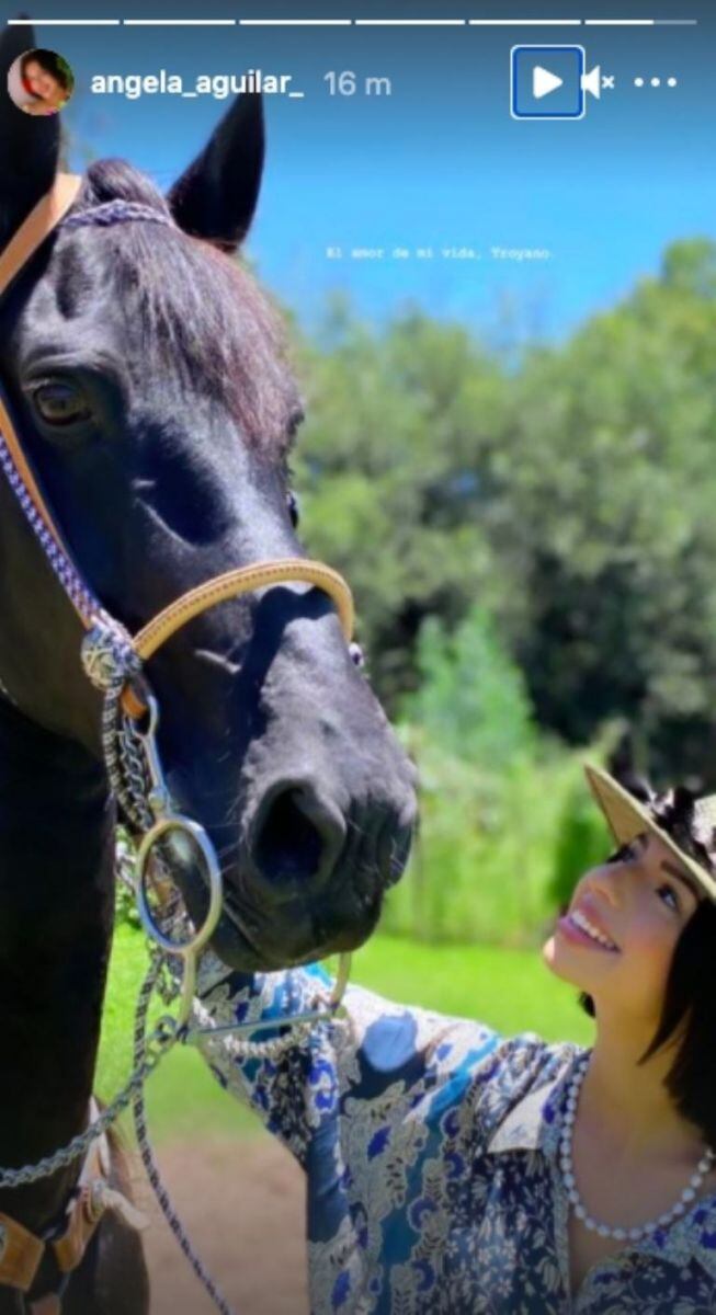 Ángela Aguilar en top deportivo con su caballo Troyano ¡lindísima!