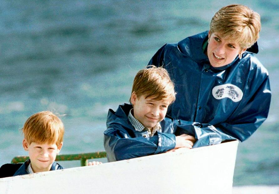 El sorprendente parecido del príncipe William y príncipe Harry con sus personajes en "The Crown"