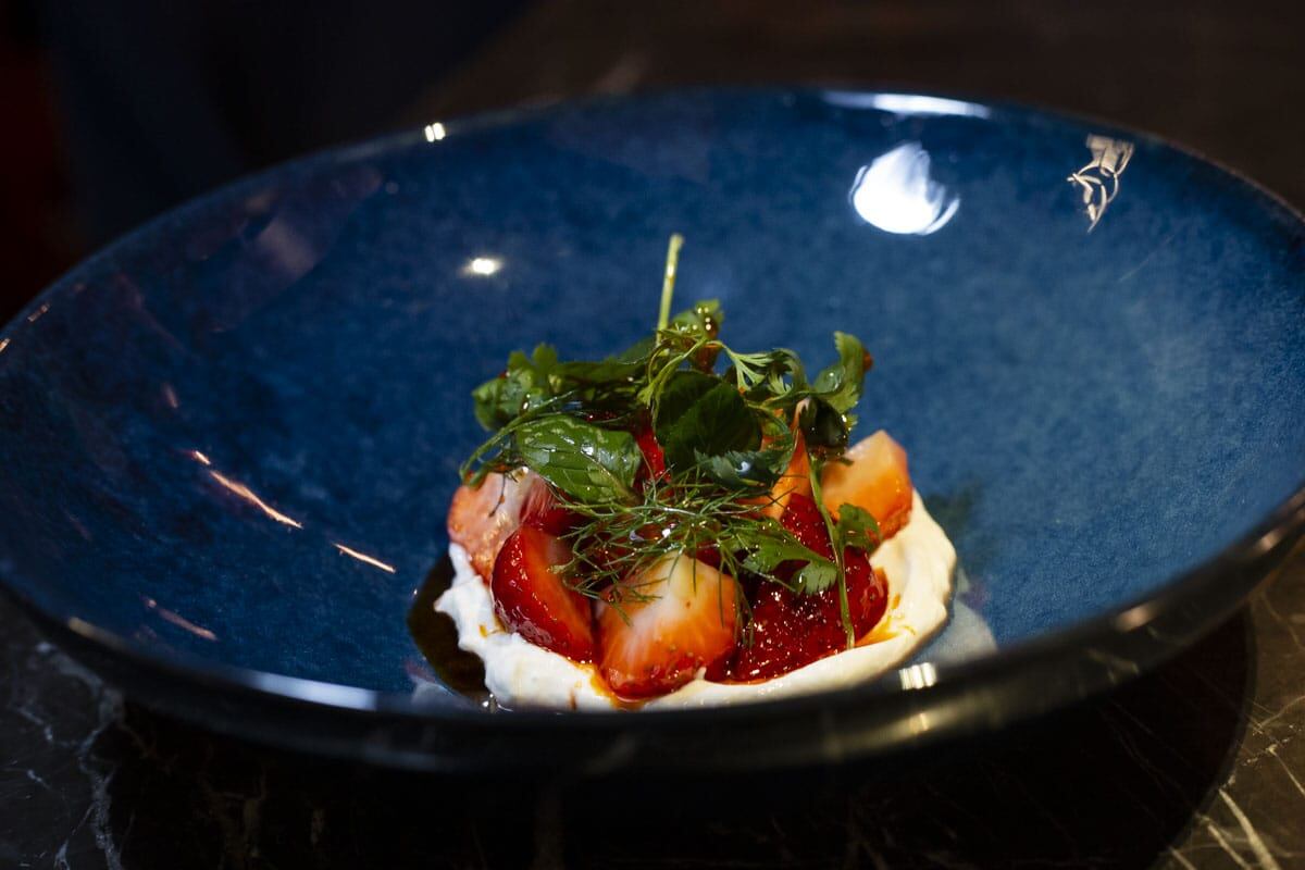 Ensalada de fresa impregnada con vinagreta de camarón seco, jocoque seco, salsa macha de chapulín y mezcla de albahaca, menta y cilantro. (Foto: Esteban Torreblanca)