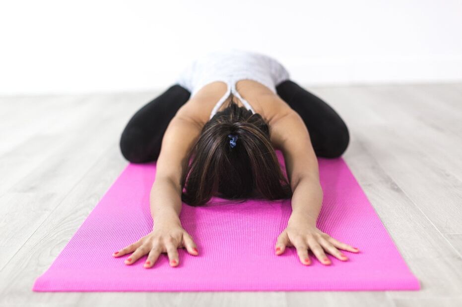 5 posturas de yoga para el dolor de espalda tras un día de home office