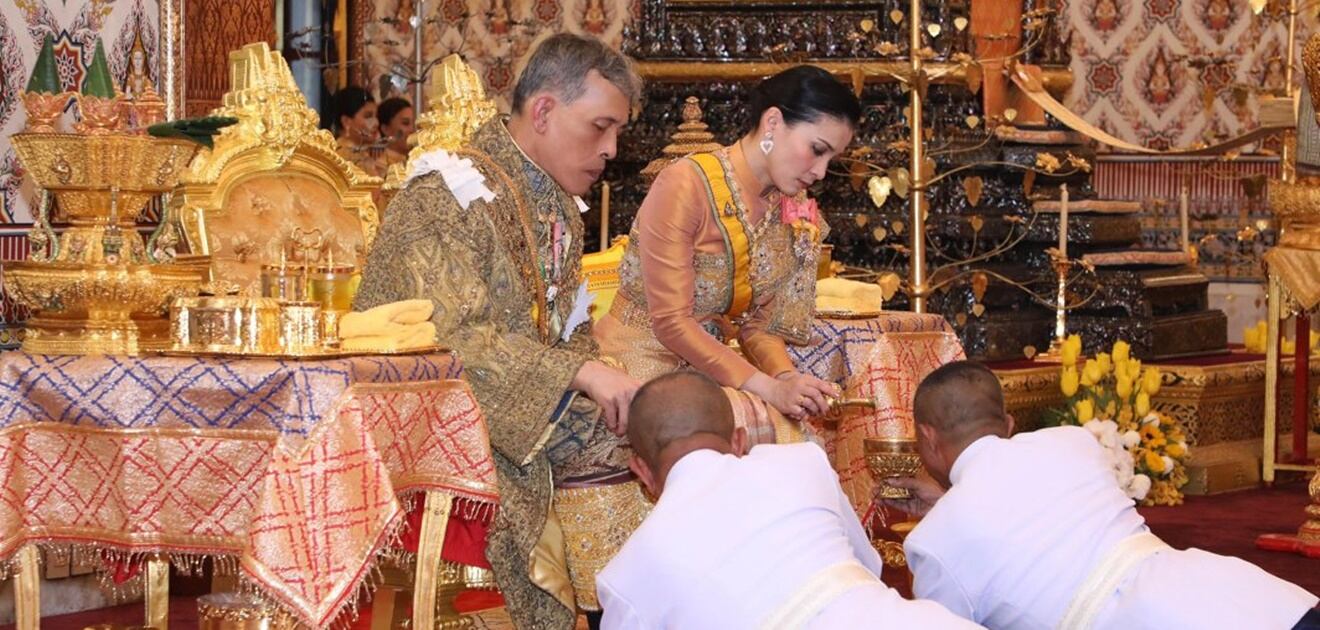 El rey de Tailandia renta un hotel para sus 20 mujeres en plena pandemia