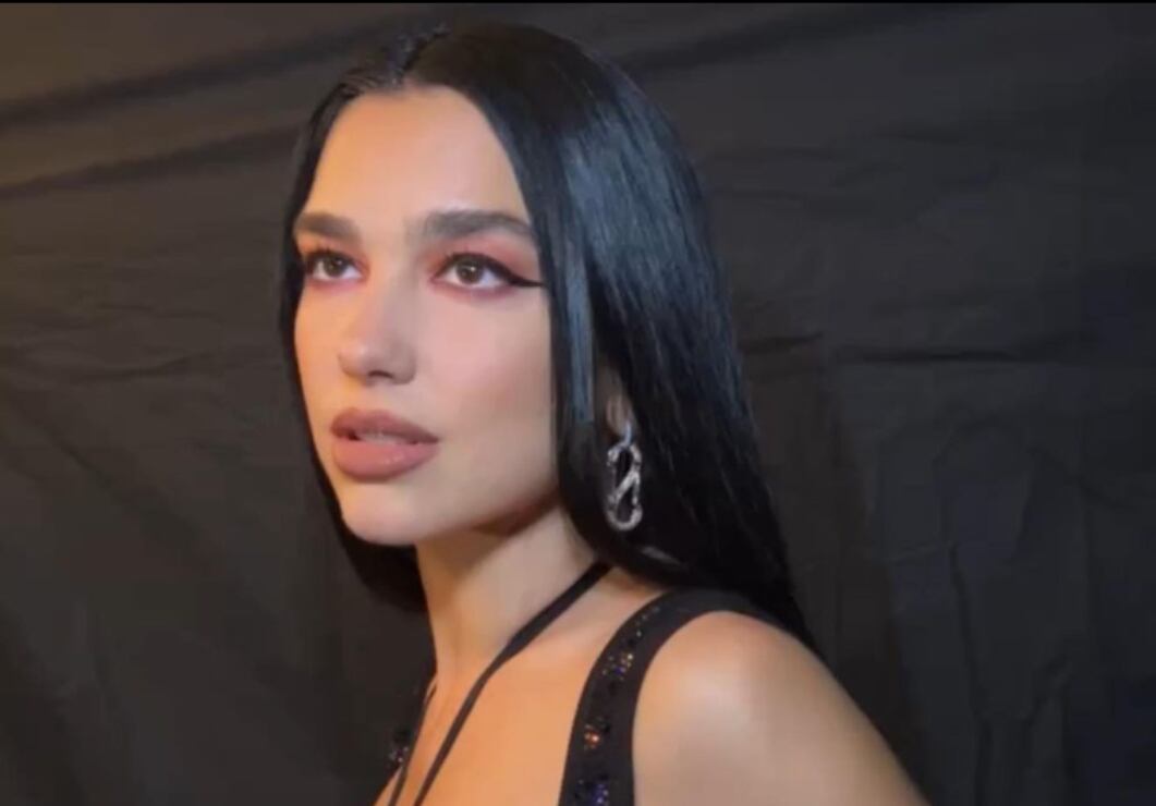Dua Lipa posa con vestido totalmente transparente de Mugler 
