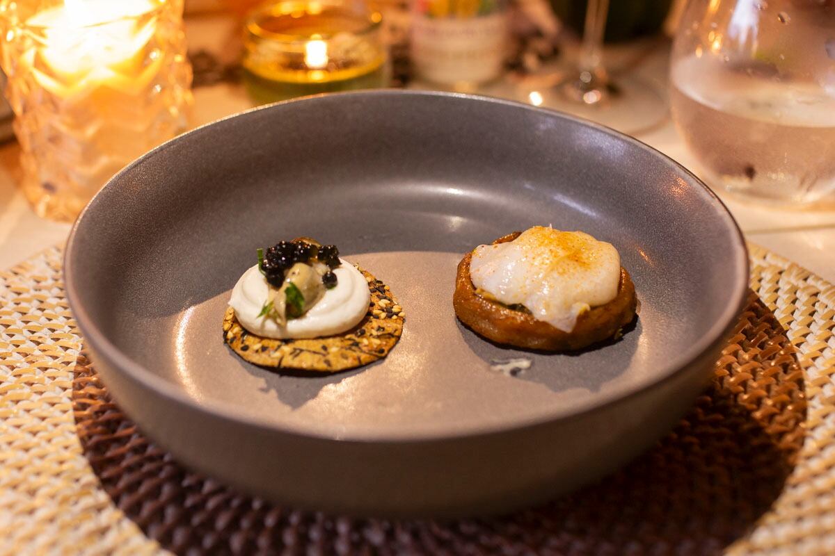 Mejillón, jocoque y algas con callo de hacha, mojo de tomate verde y plátano macho. (Foto: Esteban Torreblanca)