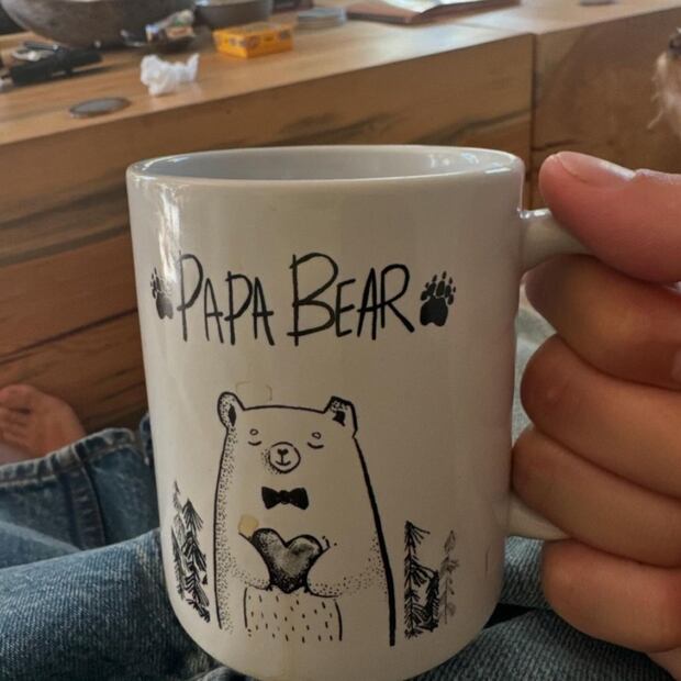 Justin Bieber muestra su taza "Papa Oso" / Foto: Instagram