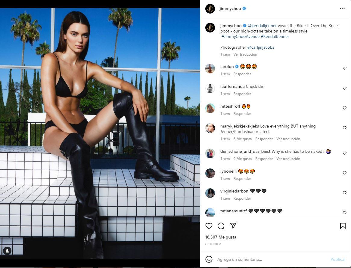 Kendall Jenner posa en atrevido bikini negro con botas altas de Jimmy Choo
