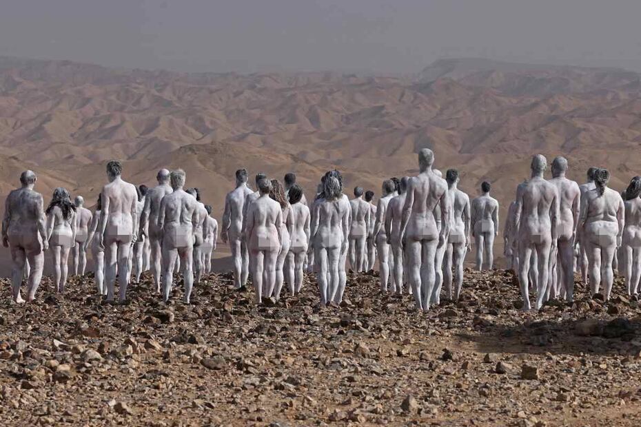 Spencer Tunick reúne 300 personas que sin ropa posaron cerca del Mar Muerto