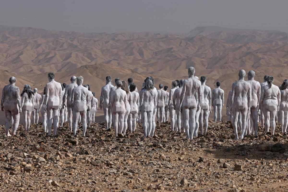 Spencer Tunick reúne 300 personas que sin ropa posaron cerca del Mar Muerto