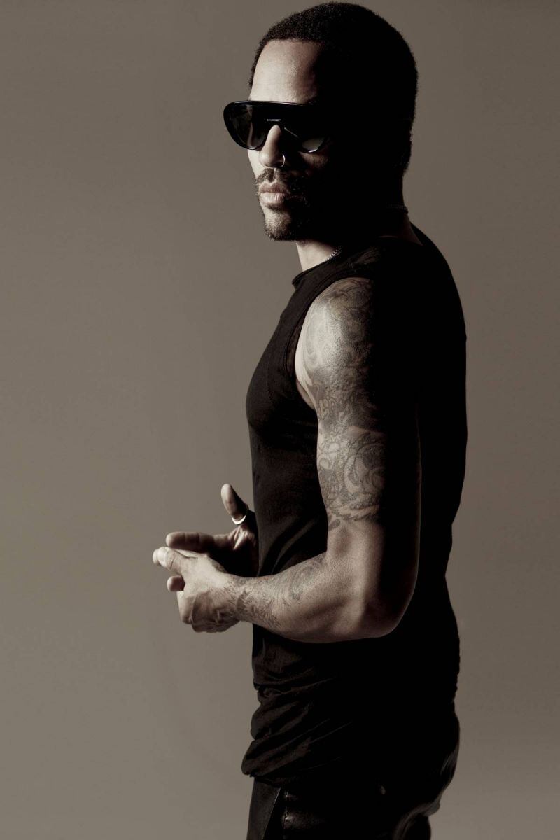 Lenny Kravitz derrite la web con impactante abdomen de acero a sus 56 años