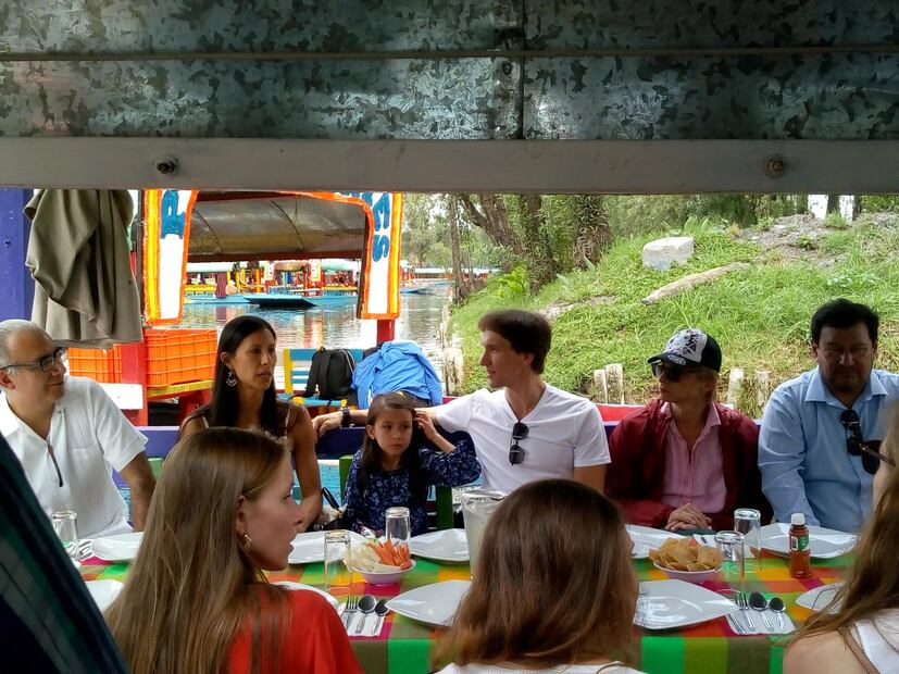 Elisa Carrillo y su esposo,  Mikhail Kaniskin, de paso en Xochimilco / Édgar Laguna