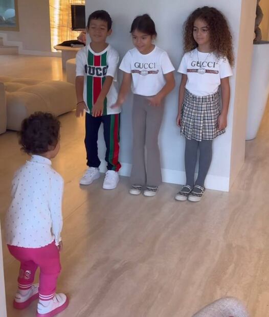 Mateo, Eva y Alana siguiendo a la pequeña Bella Esmeralda / Foto: Instagram