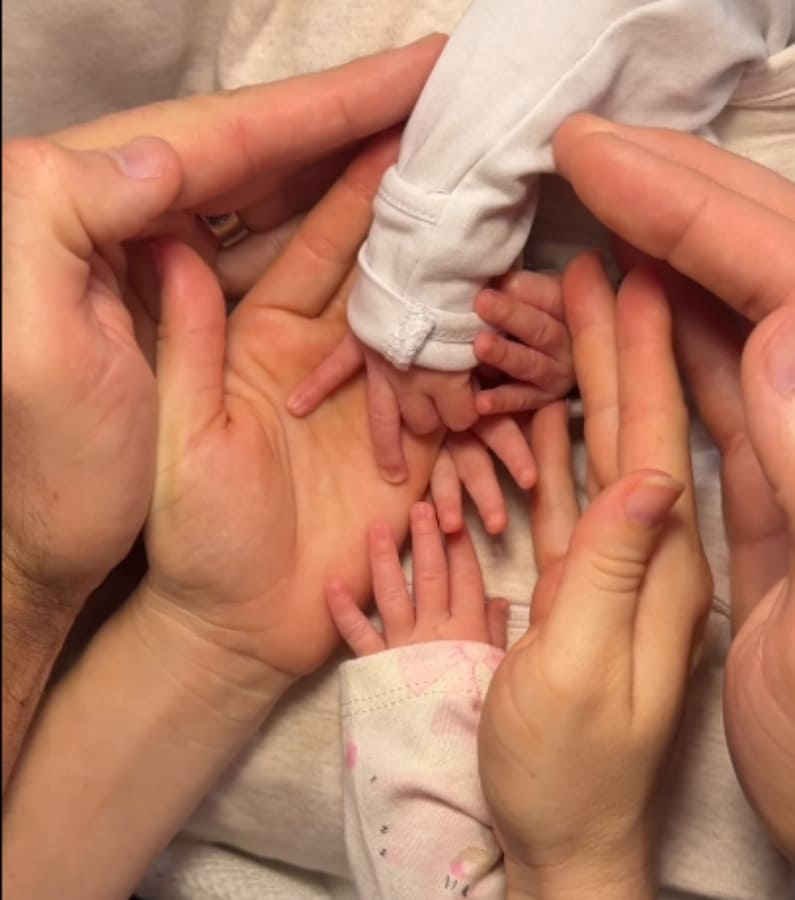 Martha Higareda y Lewis Howes con sus gemelas / Foto: Instagram