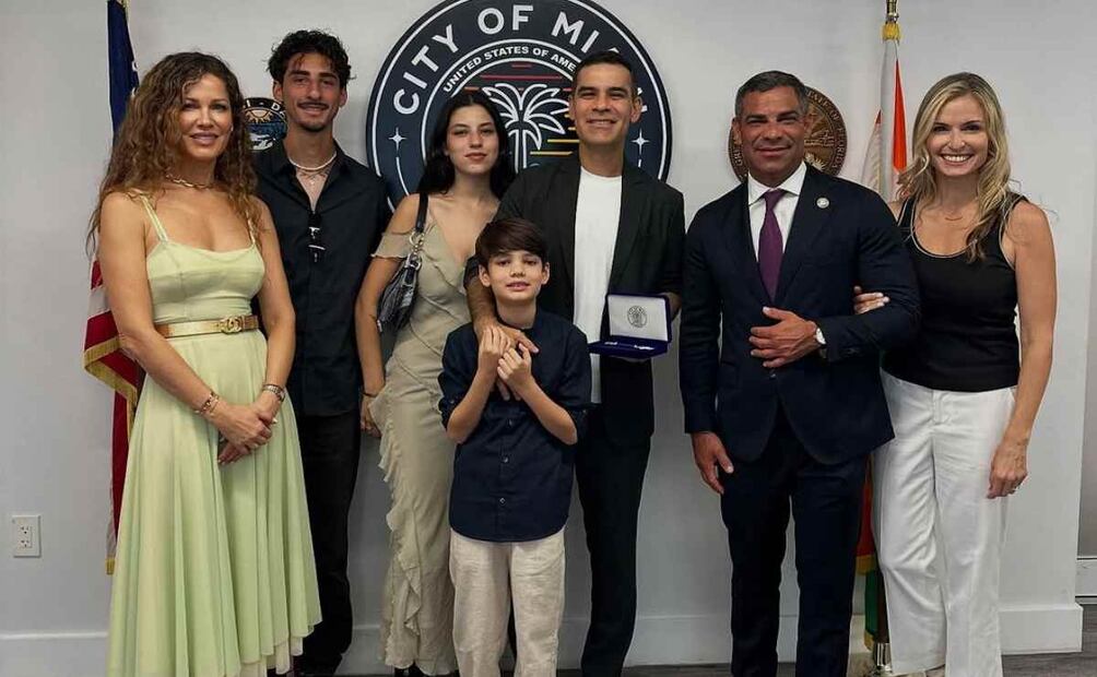 Rafa Márquez recibió la llave de Miami arropado por Jaydy Michel y sus hijos Santiago, Rafaela y Leonardo / Foto: Instagram - @jaydymichel