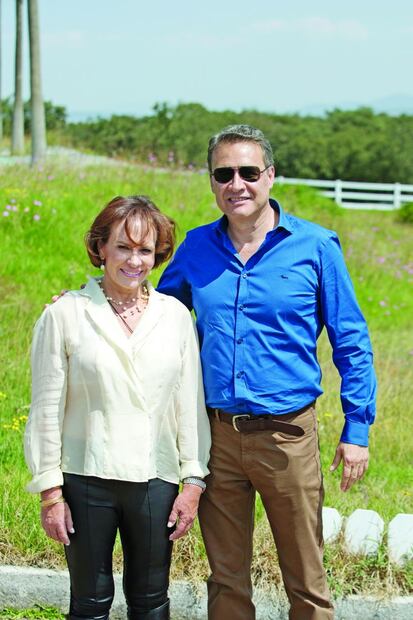 Revive el bautizo del bebé de Peter Checa y Kitzia Mitre