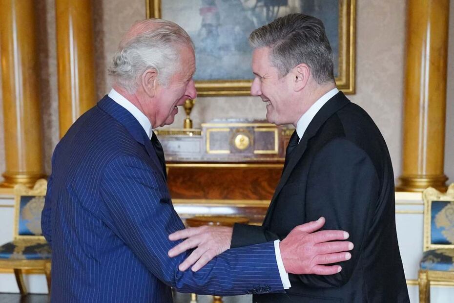 El rey Carlos III y sus peculiares dedos en sus propias palabras: "son como salchichas" 