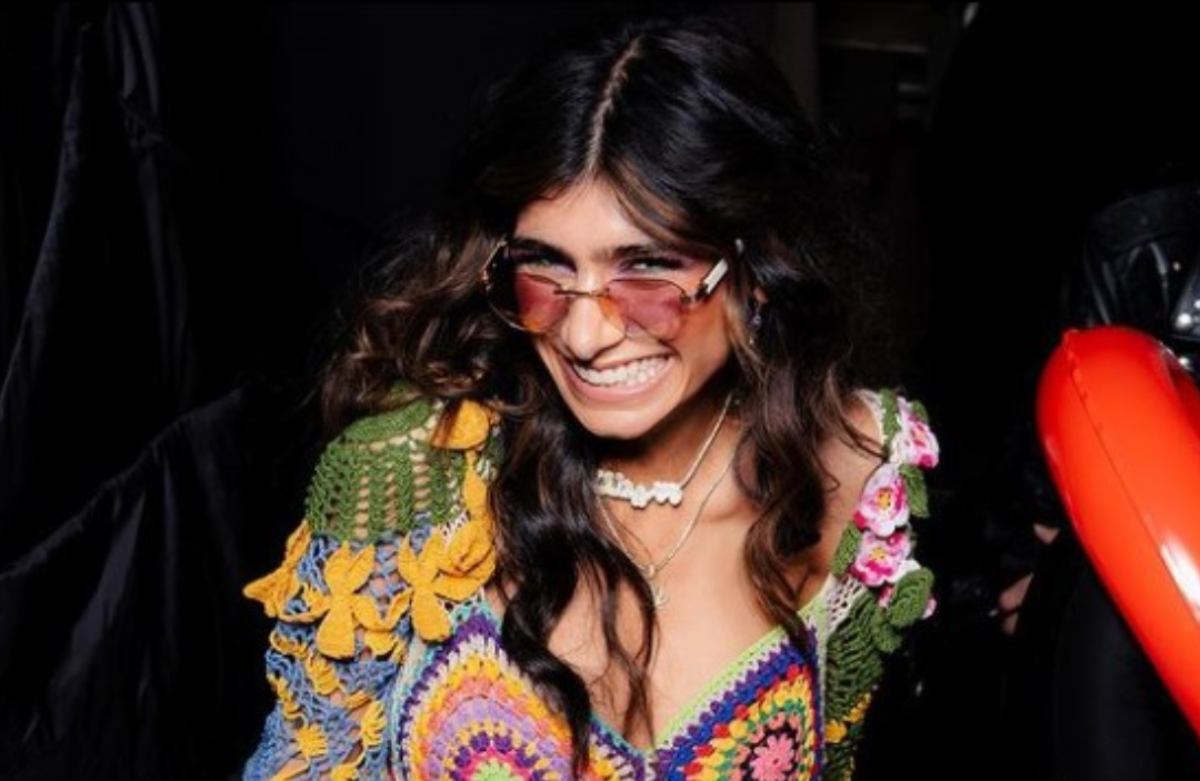 Mia Khalifa, segura de sí misma con un vestido tejido, muy boho chic, de Moschino