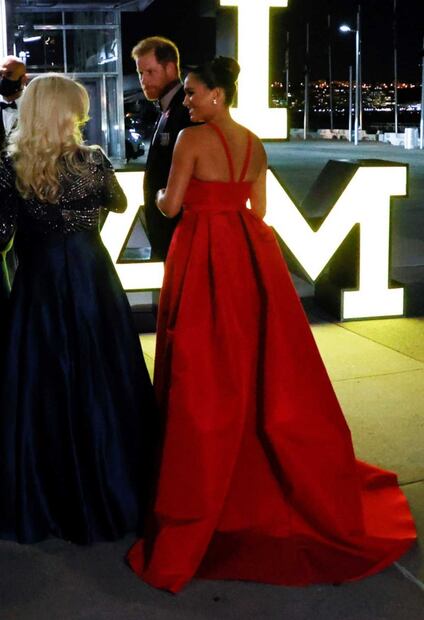 Meghan Markle, con escotado vestido de Carolina Herrera, acude a evento que honra a los héroes de guerra