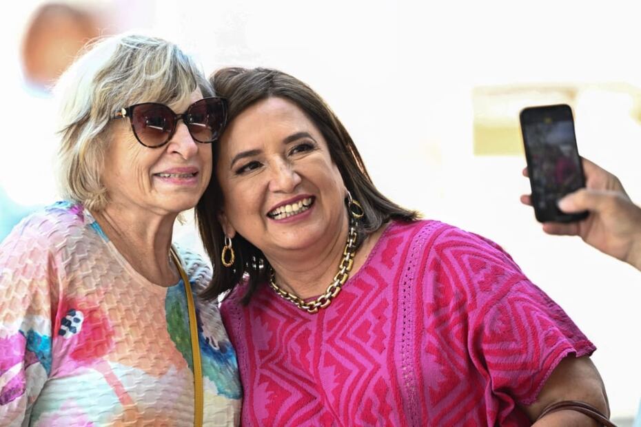 La candidata Xóchitl Gálvez con una simpatizante / AFP
