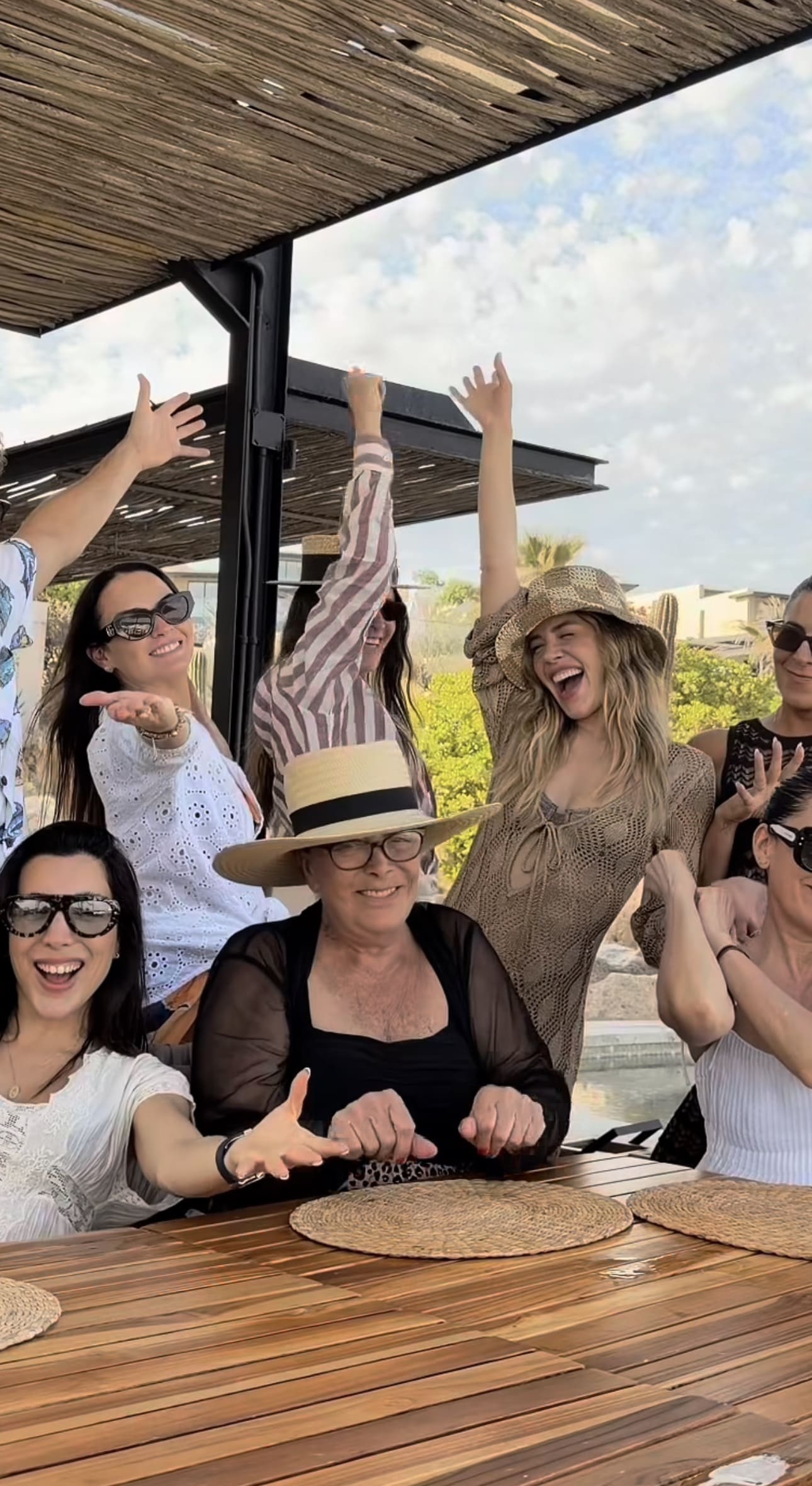Silvia Pinal, Michelle Salas y amigas. (Foto: Instagram)