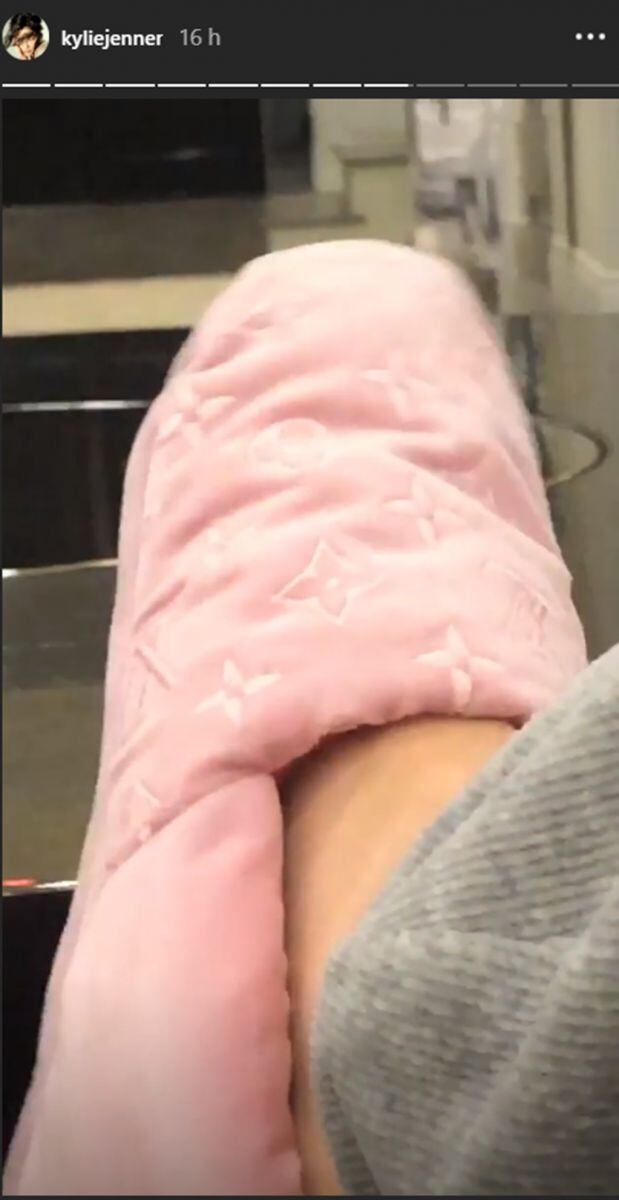 Kylie Jenner tiene una nueva obsesión: las pantuflas Louis Vuitton