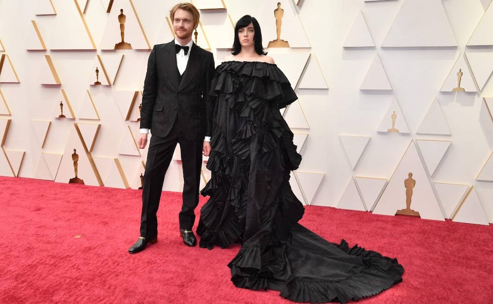 Billie Eilish cambió su estilo casual a uno glamuroso en los Oscars 2022