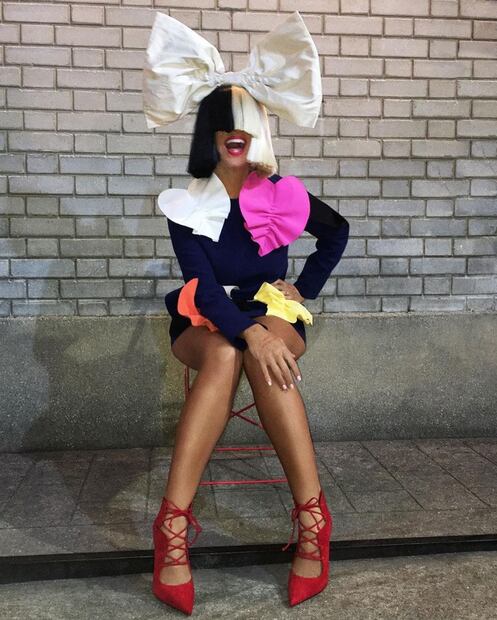 Sia revela que adoptó a dos adolescentes de 18 años 