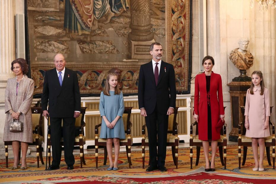 La princesa Leonor recibe el toisón de oro de manos del rey Felipe VI