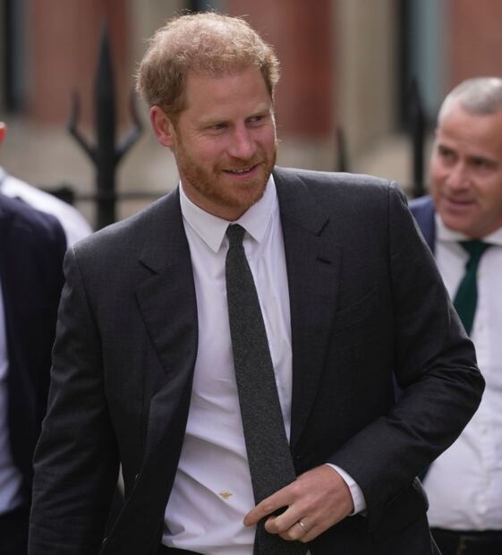 El príncipe Harry luce camisa Dior de 18 mil pesos en el último día de audiencia contra famoso tabloide